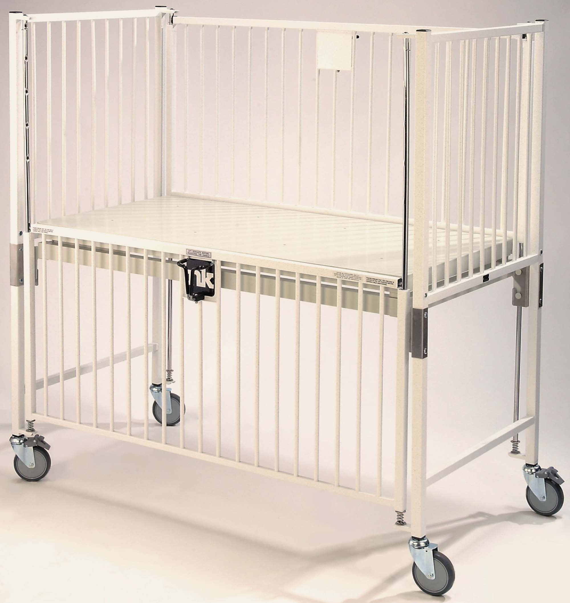 Pediatric hospital bassinet - HQ06-CH2F - Zhongshan Hanqi Medicalequiment  Technology - on casters / with IV pole / with side rails